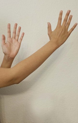 Caro1Hand_2076_