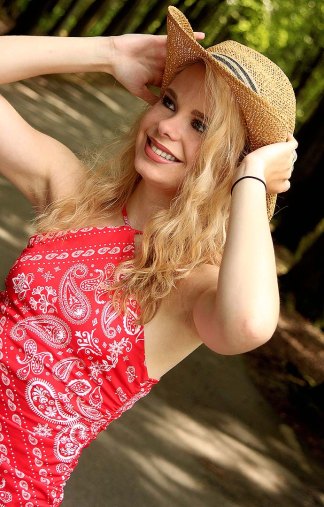 Leonie5_2044_